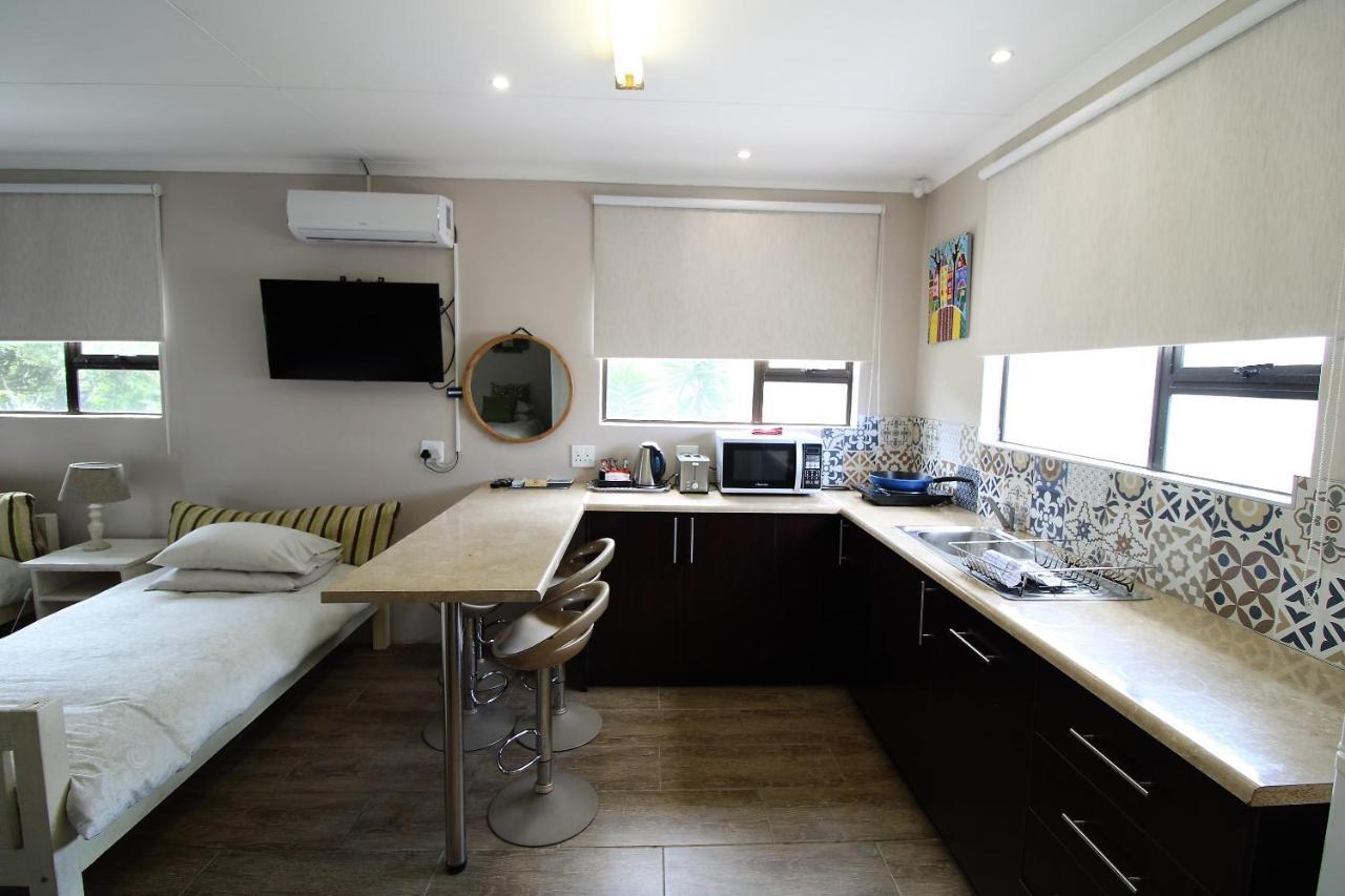 Cove View B&B East London Bagian luar foto