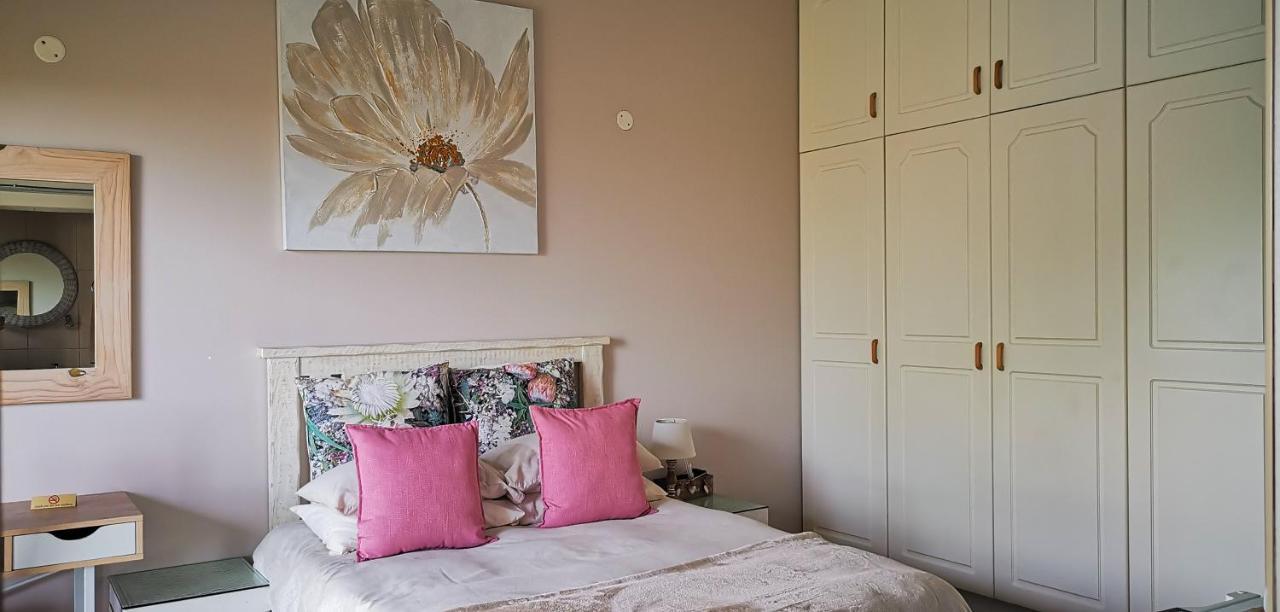 Cove View B&B East London Bagian luar foto