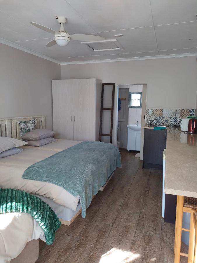 Cove View B&B East London Bagian luar foto